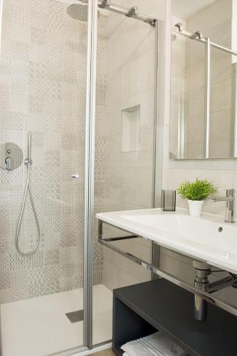 a bathroom with a shower and a sink at Casa Beccherie in Lazise