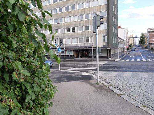 una calle vacía con un semáforo frente a un edificio en Apartment Asemakatu 20, en Kuopio