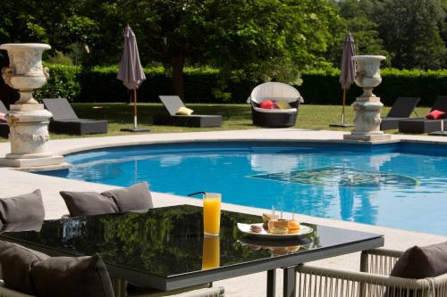 Piscine de l'établissement Château De Beauvois - La Maison Younan ou située à proximité