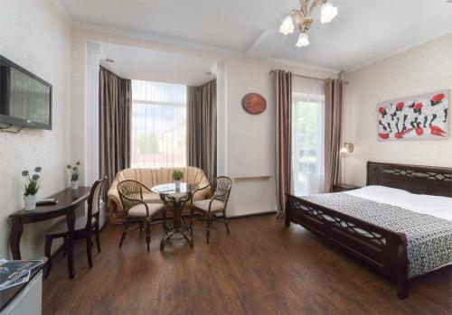 Una cama o camas en una habitación de Zenith Hotel