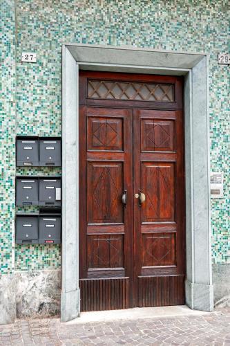 a large wooden door on the side of a building at Torre 2 San Bonifacio - Locazione Turistica in San Bonifacio