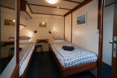 Postel nebo postele na pokoji v ubytování Hotelboat Sarah