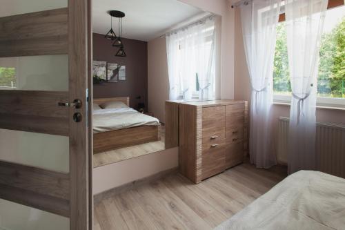 เตียงในห้องที่ Apartamenty Sady Nałęczowskie