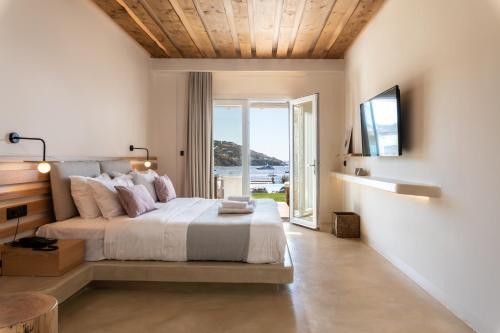 1 dormitorio con 1 cama y vistas al océano en Sea View Residence en Ornos