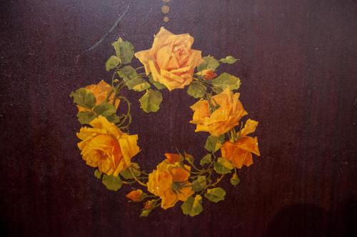 a wreath of yellow and orange flowers on a table at SI-Moutique Le Case degli Avi barocche, con terrazza panoramica in Modica