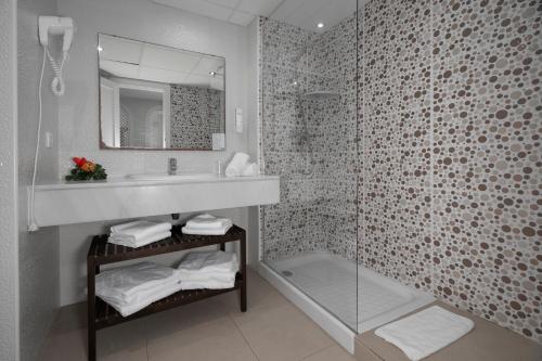 a bathroom with a sink and a shower at APARTAMENTOS MAR Y GOLF in Roquetas de Mar