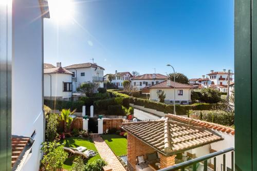 une vue depuis le balcon d'une maison dans l'établissement La Casucha - Maison de ville, jardin, hammam, à Biarritz