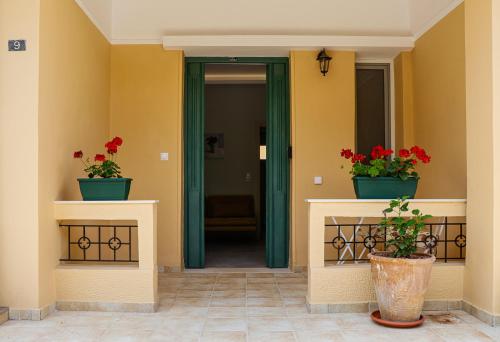 un corridoio con due piante in vaso in una casa di Terpsis Lodge a Heraklion