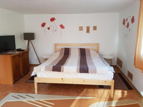 sypialnia z łóżkiem i telewizorem w obiekcie YOYO Zurli Park w mieście Reşiţa