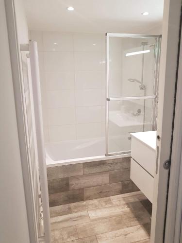 une salle de bain blanche avec une douche et un lavabo dans l'établissement Havre de Paix, à Villeneuve-Loubet