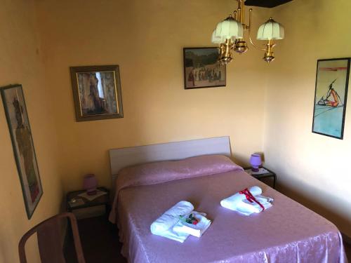 a bedroom with a bed with two towels on it at Appartamento del cuore in Pitigliano