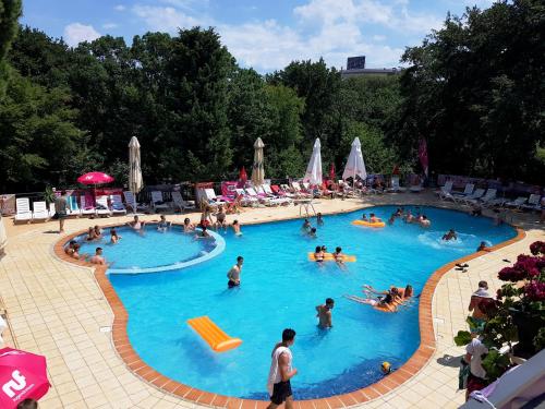 En udsigt til poolen hos Tintyava Park Hotel eller i nærheden
