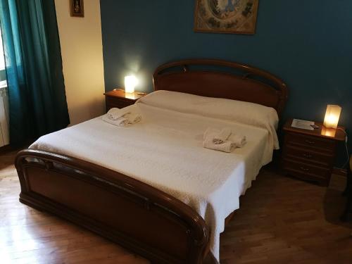 een slaapkamer met een bed met handdoeken erop bij Luminoso appartamento sull'Hortus Conclusus in Benevento