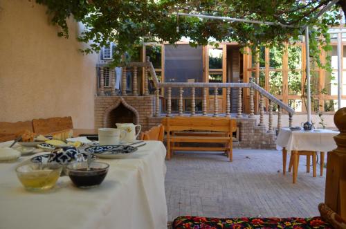 A restaurant or other place to eat at B&B Emir