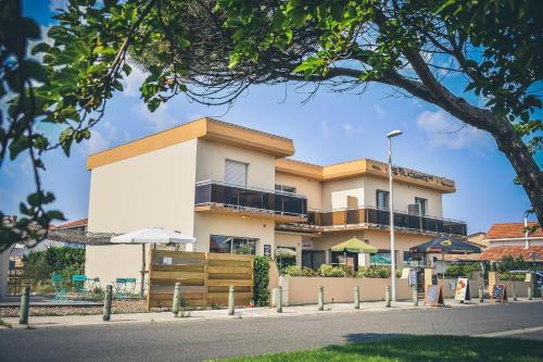 Gallery image of Hôtel Le Plaisance in Mimizan-Plage