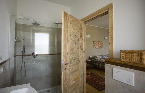 ein Bad mit einer Dusche und einer Glastür in der Unterkunft Ca' del Cuco in Barzana