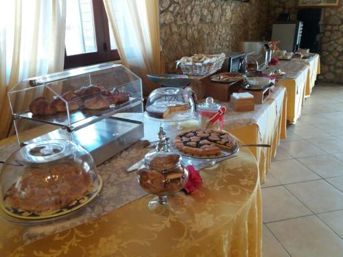 een buffet met zoete deegwaren en desserts bij Residence Conchiglia San Giovanni in Santa Cesarea Terme