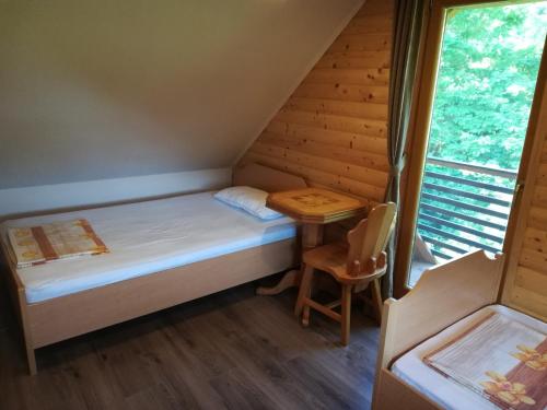 BizeljskoにあるBrunarica Lorentiaのベッドとテーブルのある小さな部屋