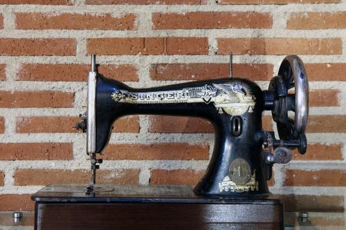 a sewing machine against a brick wall at Hotel Arco San Vicente in Ávila