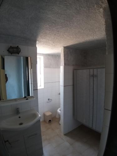 Ein Badezimmer in der Unterkunft Maniatiko Rooms