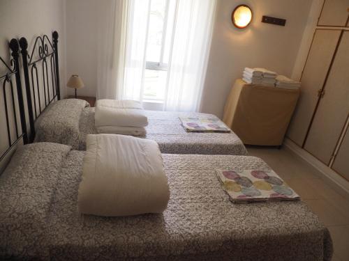 Postel nebo postele na pokoji v ubytování Apartamentos Intercentro Algarrobo-Costa APARTAMENTOS TURÍSTICOS -INMOBILIARIA