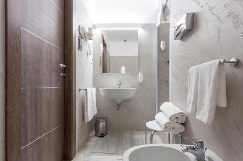 Best Quality Hotel Gran Mogol tesisinde bir banyo