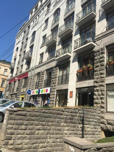 wysoki budynek z kamiennymi schodami przed nim w obiekcie Jasmine w mieście Tbilisi City