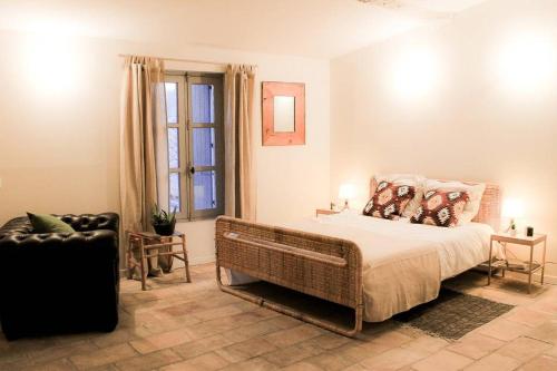 um quarto com uma cama, uma cadeira e uma janela em Le Zathery em Campagne