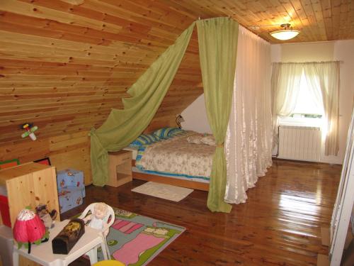 מיטה או מיטות בחדר ב-Guest House Sergey