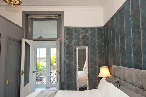 1 dormitorio con cama y espejo en 2 Minutes from Drumcondra Station, en Dublín