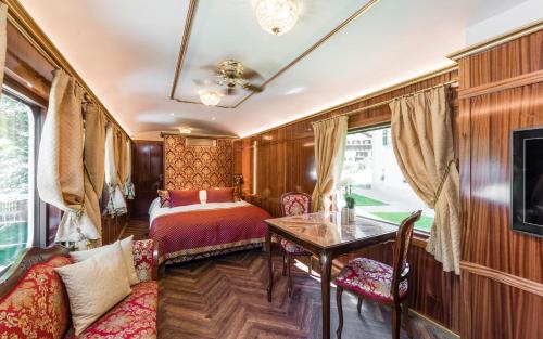 pokój kolejowy z łóżkiem i stołem w obiekcie Luxury Lodge - Orient Express Lener w mieście Freienfeld