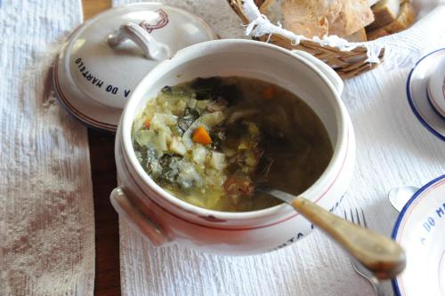 uma tigela de sopa com uma colher dentro em Quinta Do Martelo em Angra do Heroísmo