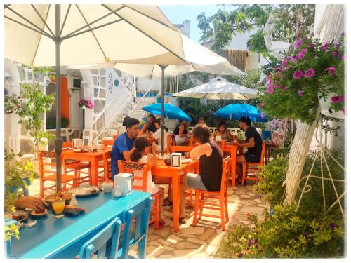 Asiakkaita majoituspaikassa Bodrum Sade Pension
