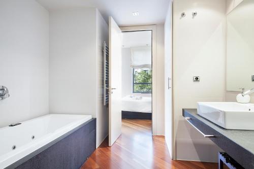 Ένα μπάνιο στο Uma Suites Passeig de Gracia 16