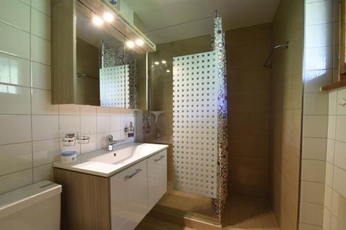 een badkamer met een wastafel en een douche bij Chalet Christina 7 in Arosa