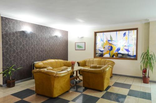 a waiting room with two chairs and a table at Garni Hotel Lake in Čačak