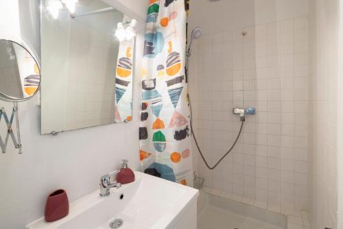 une salle de bain avec un lavabo et une douche dans l'établissement Saint Germain - Appt dans le centre de Rennes, à Rennes