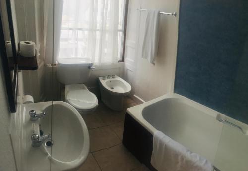 Bilik mandi di The White Hart Hotel