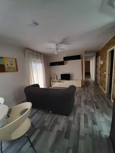 salon z kanapą i krzesłami w obiekcie Casa aragon w mieście Boadilla del Monte