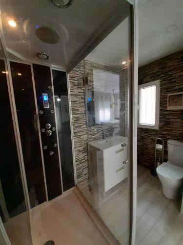 een badkamer met een toilet, een douche en een wastafel bij Casa aragon in Boadilla del Monte