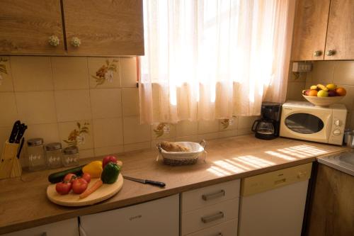a kitchen counter with a plate of fruit on a cutting board at Villa Palma Karojba in Karojba