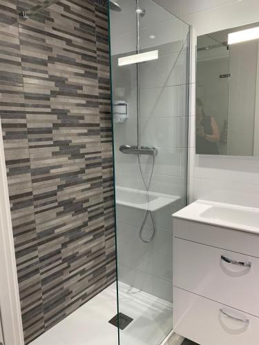 a bathroom with a glass shower and a sink at Apartamento Dreamplace in Finestrat