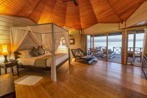 Postel nebo postele na pokoji v ubytování Komandoo Island Resort & Spa