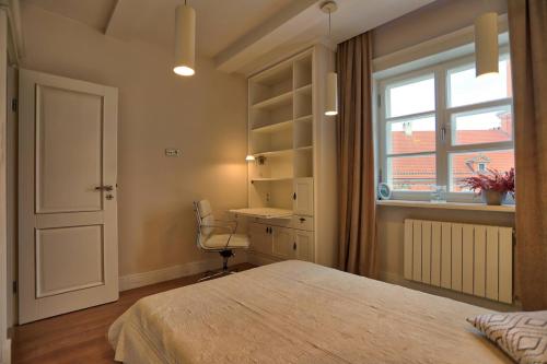 Ένα ή περισσότερα κρεβάτια σε δωμάτιο στο Royal Warsaw Apartment