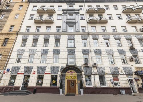 un gran edificio blanco con una puerta delante en Hotel Paveletskaya Aero, en Moscú