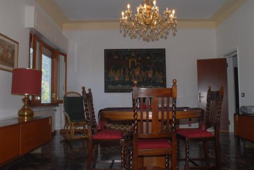 a dining room with a table and chairs and a chandelier at Casa Vacanza La Palma in Massa