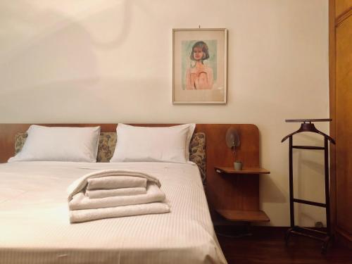 Un dormitorio con una cama con una toalla. en Casa Violante, en Verona