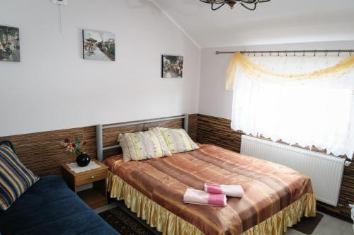 een slaapkamer met een bed en een raam bij Hotelik Niedżwiadek in Radzyń Podlaski
