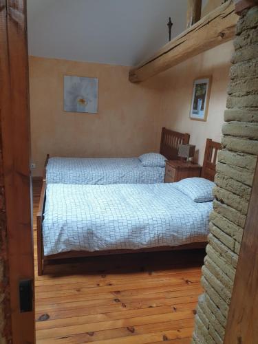Łóżko lub łóżka w pokoju w obiekcie La Métairie Basse