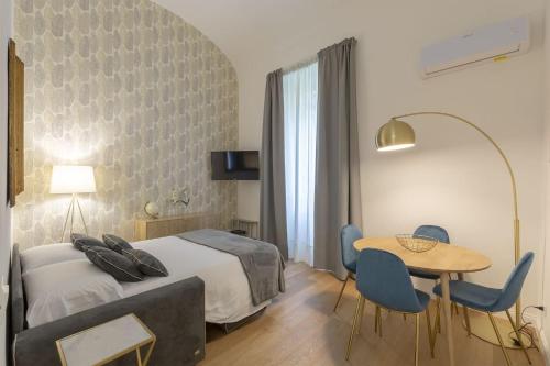 佛羅倫斯的住宿－FLORENCE FIORINO APARTMENT，卧室配有一张床和一张桌子及椅子